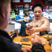 Snack Bar Nhật Bản hấp dẫn du khách, tour trải nghiệm nở rộ